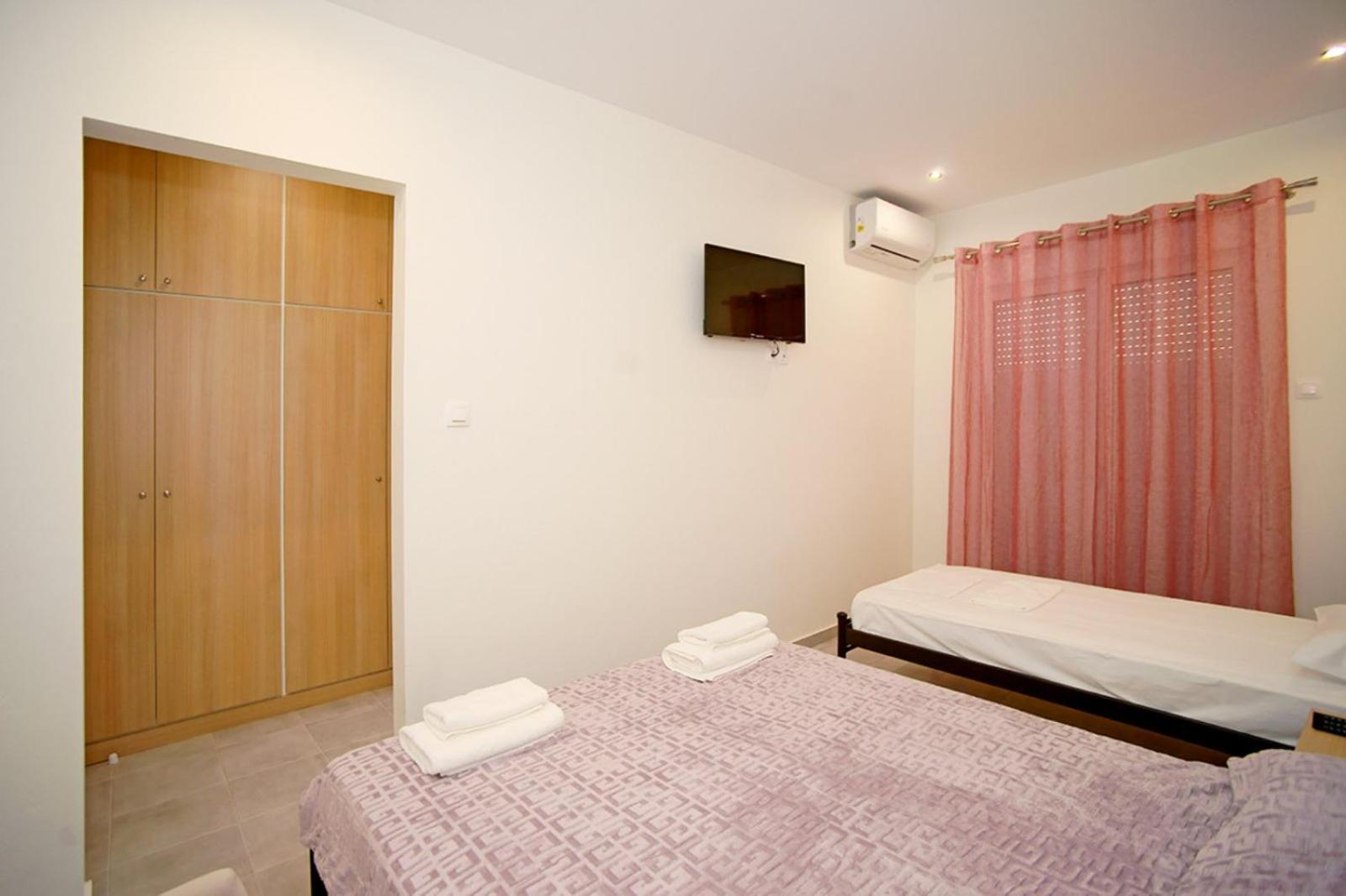 Karnagio Rooms Kyparissia Eksteriør billede