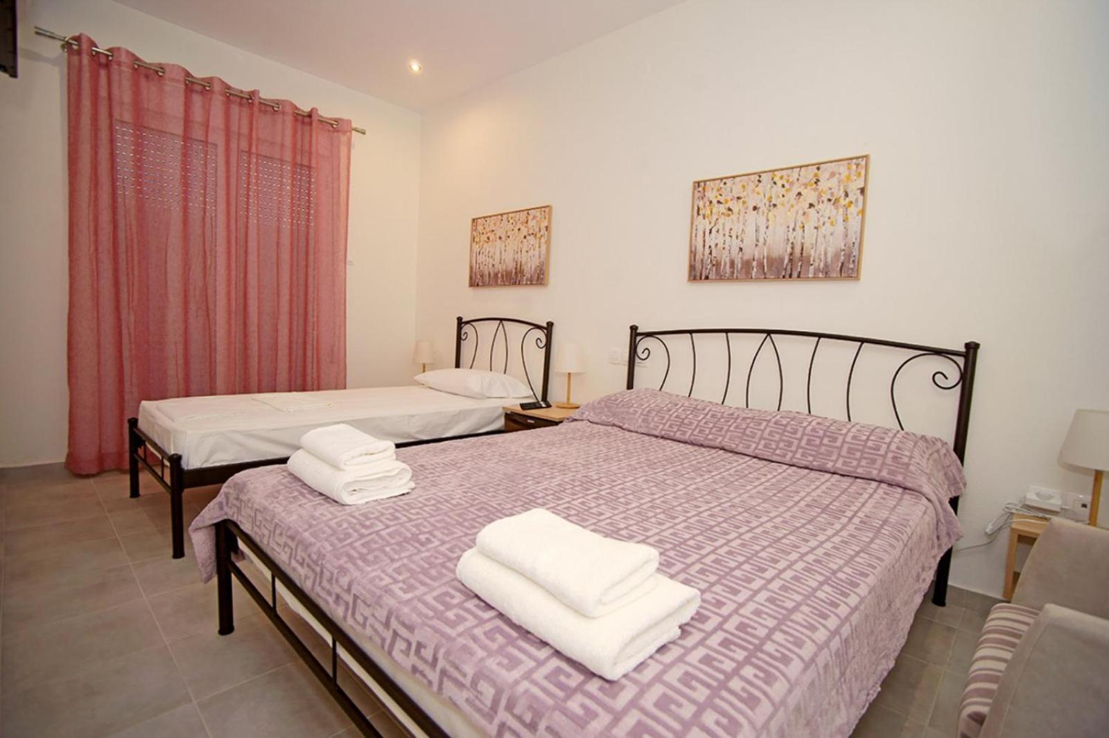 Karnagio Rooms Kyparissia Eksteriør billede