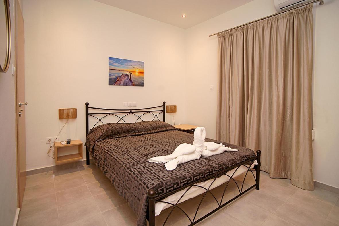 Karnagio Rooms Kyparissia Eksteriør billede