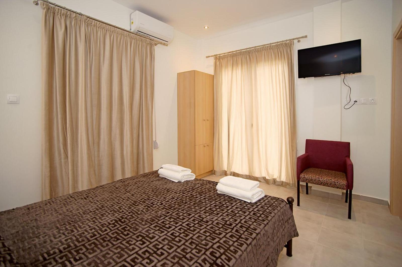 Karnagio Rooms Kyparissia Eksteriør billede