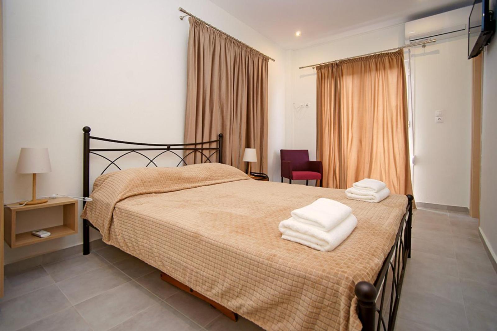 Karnagio Rooms Kyparissia Eksteriør billede